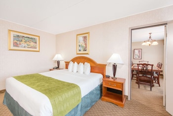 Suite, 1 King Bed, Non Smoking (One-Bedroom)