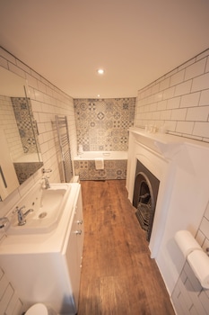 Comfort Double Room (Low ceiling height; Bath only)