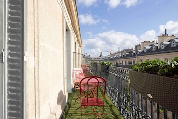 Privilege Room with balcony - Complimentary soft minibar,courtesy tray, Chromecast and digital press
