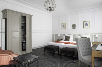 Privilege Room with balcony - Complimentary soft minibar,courtesy tray, Chromecast and digital press