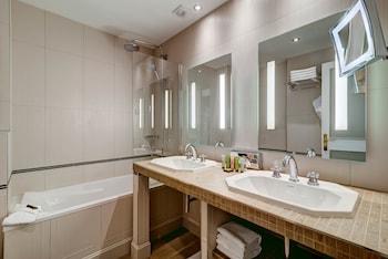 Superior Twin Room- Complimentary soft minibar,courtesy tray, Chromecast and digital press