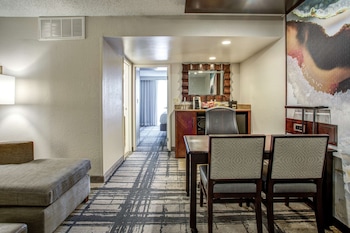 Suite, 1 King Bed, Accessible, Bathtub