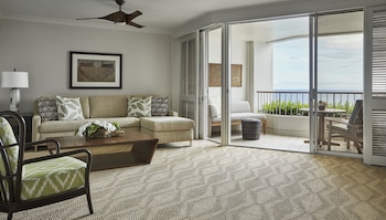 Club Ocean Front One Bedroom Suite, Club Lounge Access