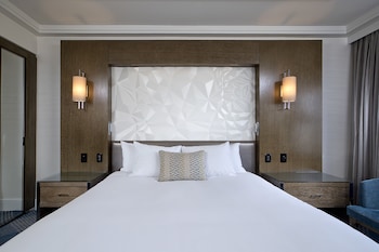 Corner Balcony Deluxe King Room