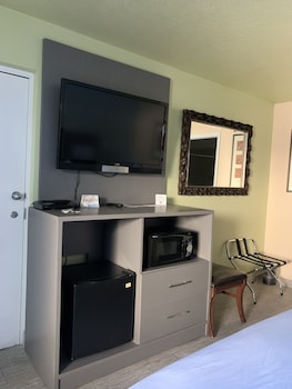Deluxe Room, 1 King Bed, Accessible, Non Smoking