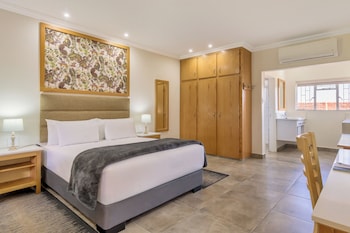 GUEST ROOM 1 QUEEN BED WITH GARDEN VIEW