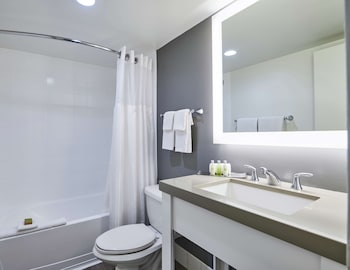 Room, 1 King Bed, Non-Smoking, Courtyard View, Marina Building