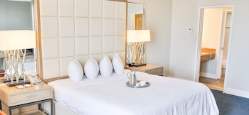 Room, 1 King Bed, Accessible, Non Smoking (Roll-in Shower)