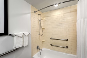 Room, 2 Queen Beds, Accessible, Bathtub