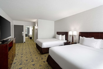 Room, 2 Queen Beds, Accessible, Bathtub