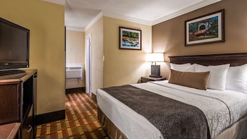 Standard Room, 1 Queen Bed, Non Smoking, Refrigerator & Microwave