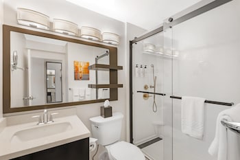 Deluxe Room, 1 King Bed, Accessible (Hearing)