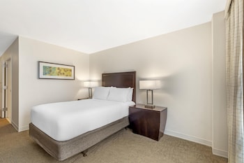 Deluxe Room, 1 King Bed, Accessible (Mobility Tub)