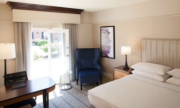 Studio, 1 King Bed (Oversized with Seating Area)