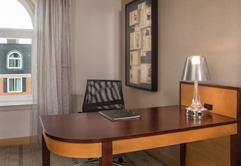 Suite, 2 Bedrooms (Parlor)