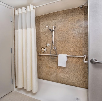 Room, 2 Queen Beds, Accessible, Bathtub (Mobility & Hearing)