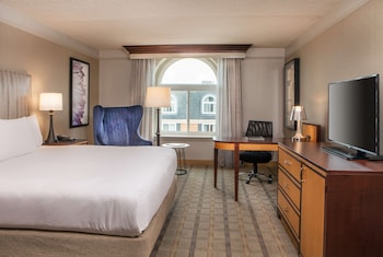 Studio, 1 King Bed (Oversized with Seating Area)