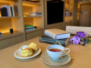 Main Building Executive Floor, Corner Suite Double, Nonsmoking, Includes Access to Gym, Indoor Pool