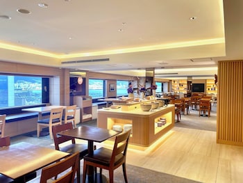 Main Building Executive Floor, Corner Suite Double, Nonsmoking, Includes Access to Gym, Indoor Pool