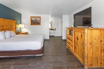 Standard Room, 1 King Bed, Non Smoking, Refrigerator & Microwave