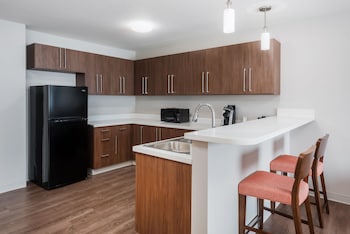 Suite, 1 Queen Bed, Accessible (Transfer Shwr)