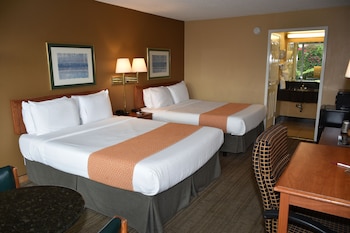 Deluxe Room, 2 Queen Beds, Smoking