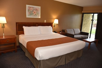 Executive Room, 1 King Bed, Balcony, Pool View