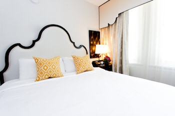 Standard Room, 1 King Bed, Roll-in Shower