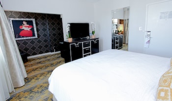 Standard Room, 1 King Bed, Roll-in Shower
