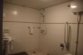 Standaard tweepersoonskamer met aangepaste badkamer