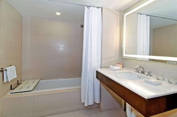 Room, 2 Queen Beds, Accessible, Bathtub