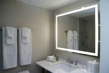 Room, 2 Queen Beds, Accessible, Bathtub