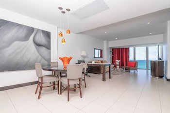 Deluxe Suite, 1 King Bed, Oceanfront