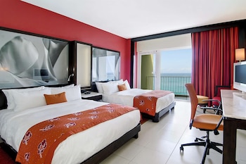 Room, 2 Queen Beds, Accessible, Bathtub