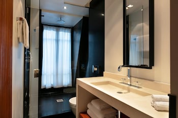 Deluxe Room, 1 Queen Bed, Balcony