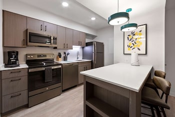Studio Suite, 1 Queen Bed, Mobility Accessible, Bathtub