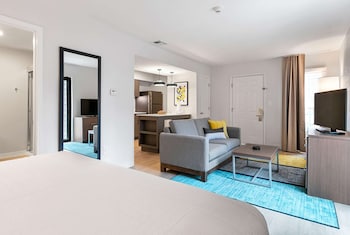 Studio Suite, 1 Queen Bed, Mobility Accessible, Bathtub