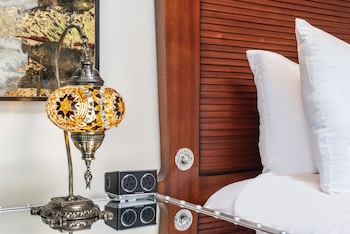 Classic Room, 1 Bed, Limited View, Low Floor
