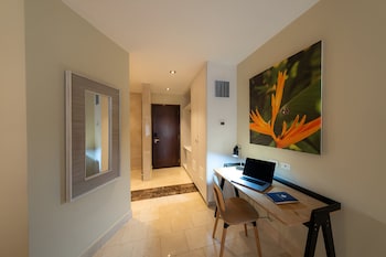 1 King Bed, Cabin Room, Poolside Room