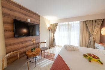 1 King Bed, Cabin Room, Poolside Room