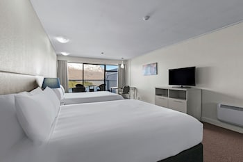Superior Room, 2 Queen Beds, Kitchenette, Lake View