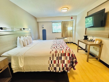 Deluxe Room, 1 King Bed, Accessible (Smoke Free)