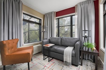Suite (Sun Room)