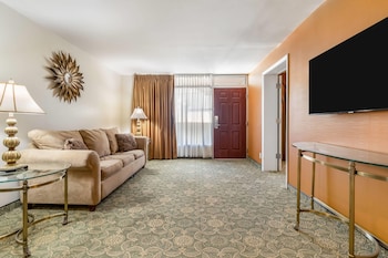 Suite, 1 King Bed, Non Smoking (Exterior Entrance)