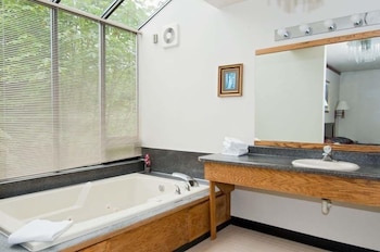 Presidential Room, 1 King Bed, Non Smoking, Jetted Tub