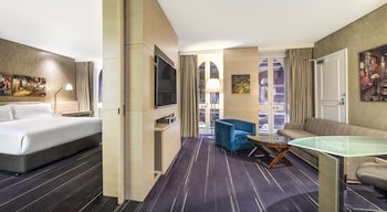 Junior Suite, 1 King Bed, Club Lounge Access