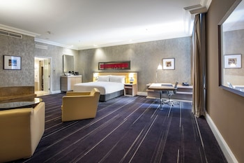 Junior Suite, 1 King Bed, Club Lounge Access
