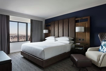 Suite, 1 King Bed with Sofa bed (Mobility/Hearing Accessible, Tub)