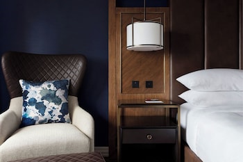 Suite, 1 King Bed with Sofa bed (Mobility/Hearing Accessible, Tub)