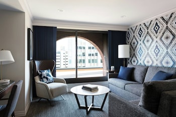 Suite, 1 King Bed with Sofa bed (Mobility/Hearing Accessible, Tub)